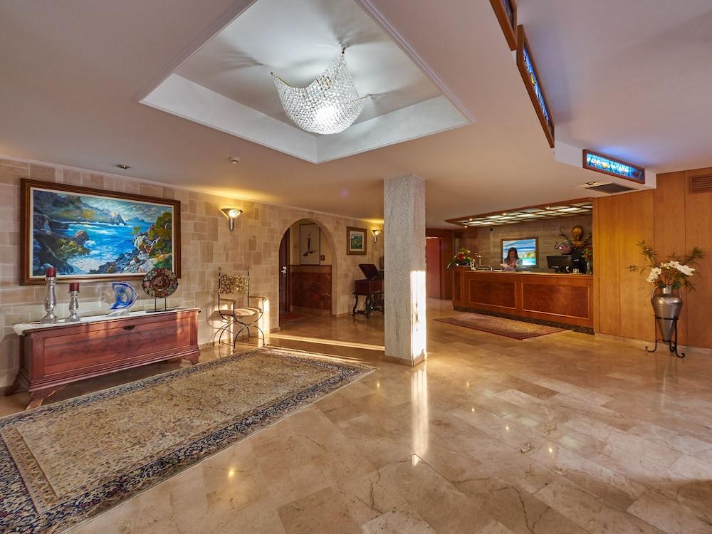 Hotel Petit Cala Fornells Peguera Bagian luar foto