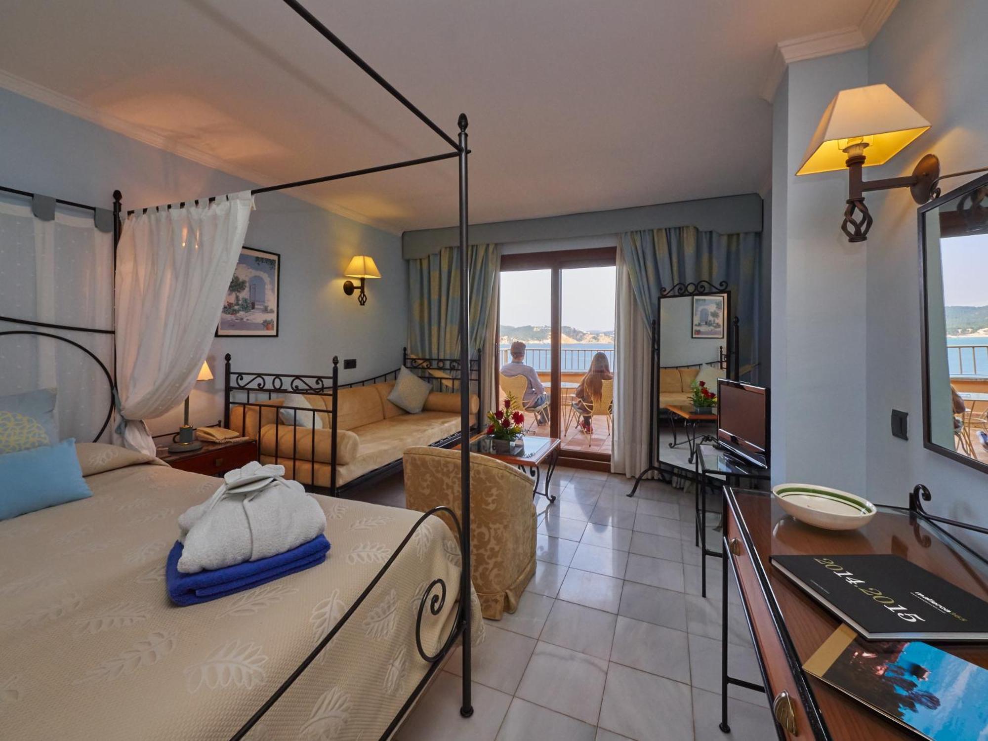 Hotel Petit Cala Fornells Peguera Bagian luar foto