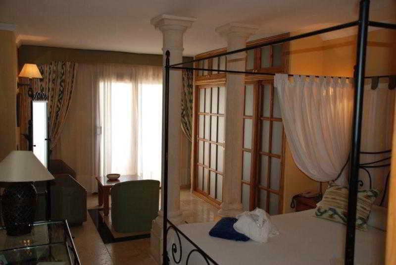 Hotel Petit Cala Fornells Peguera Bagian luar foto