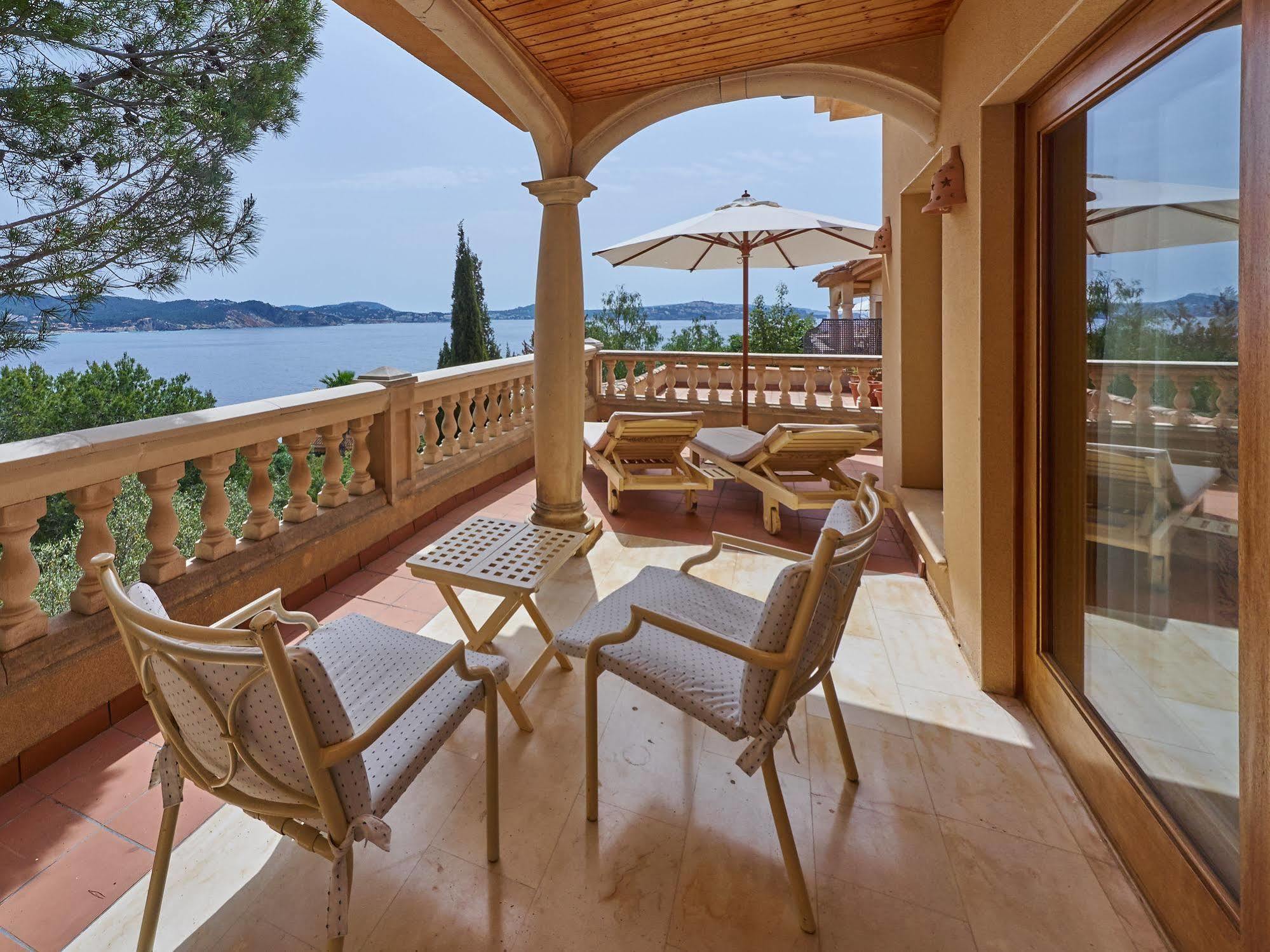 Hotel Petit Cala Fornells Peguera Bagian luar foto