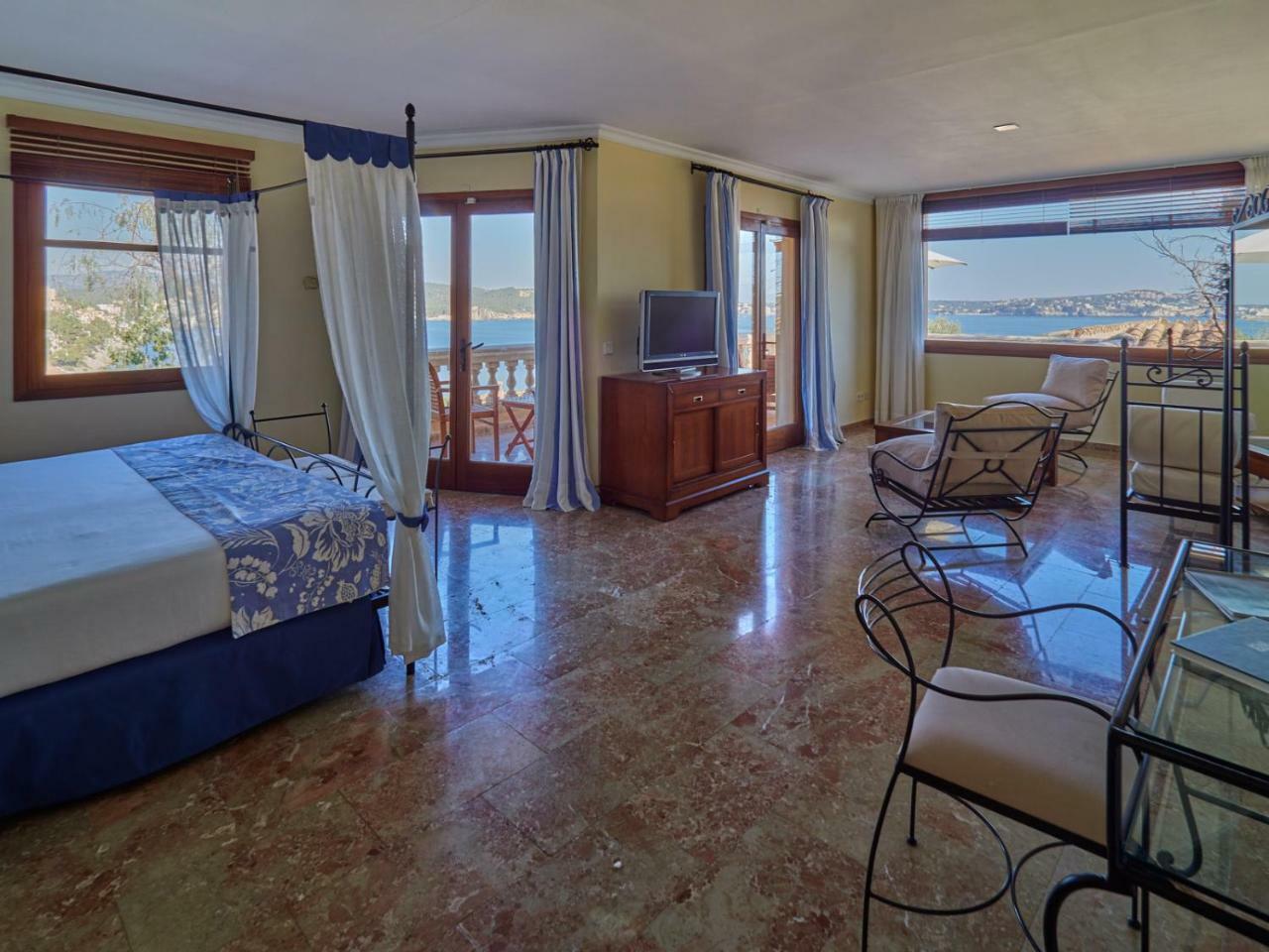 Hotel Petit Cala Fornells Peguera Bagian luar foto